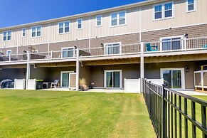 Beaufort Getaway w/ Pool Access, 2 Mi to Downtown!