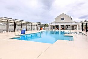 Beaufort Getaway w/ Pool Access, 2 Mi to Downtown!