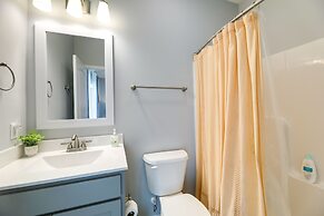 Beaufort Getaway w/ Pool Access, 2 Mi to Downtown!