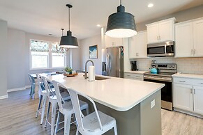 Beaufort Getaway w/ Pool Access, 2 Mi to Downtown!