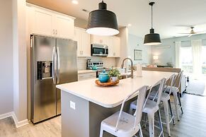 Beaufort Getaway w/ Pool Access, 2 Mi to Downtown!