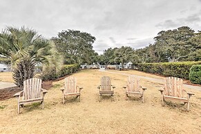 Beaufort Getaway w/ Pool Access, 2 Mi to Downtown!