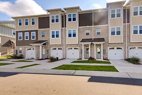 Beaufort Getaway w/ Pool Access, 2 Mi to Downtown!