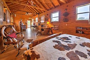 'ark Bunkhouse' Fredericksburg Hideaway w/ Hot Tub
