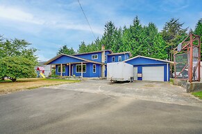 Cozy Washington Retreat w/ Deck, Walk to Beach!