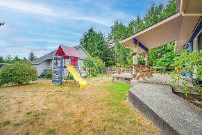 Cozy Washington Retreat w/ Deck, Walk to Beach!