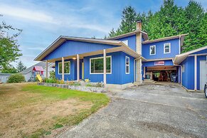 Cozy Washington Retreat w/ Deck, Walk to Beach!