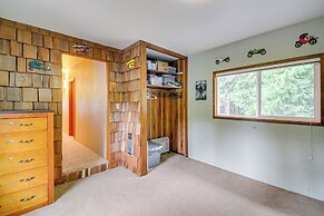 Cozy Washington Retreat w/ Deck, Walk to Beach!