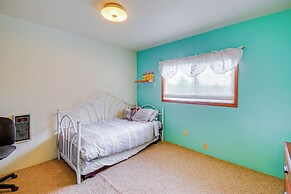 Cozy Washington Retreat w/ Deck, Walk to Beach!