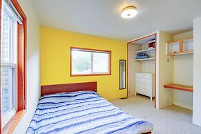 Cozy Washington Retreat w/ Deck, Walk to Beach!