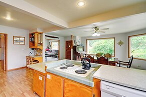 Cozy Washington Retreat w/ Deck, Walk to Beach!