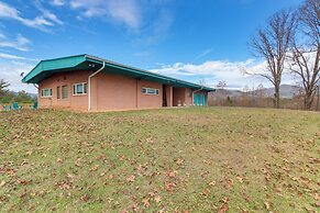 Private Saltwater Pool: Mtn-view Copperhill Home