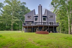Spacious & Serene Lake Ridge Retreat w/ Game Room!
