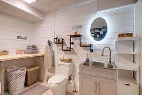 Spacious & Serene Lake Ridge Retreat w/ Game Room!