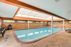 Peaceful Hitchcock Oasis w/ Private Indoor Pool!