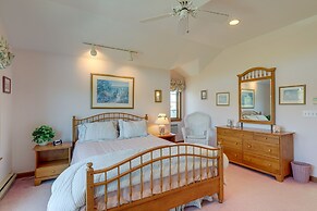 Inviting Rockport Rental w/ Deck: Walk to Beach!