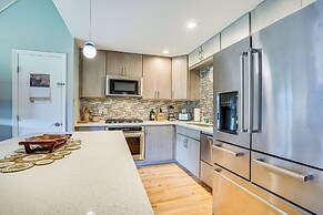 Kaunakakai Vacation Rental w/ Pool Access & A/c!