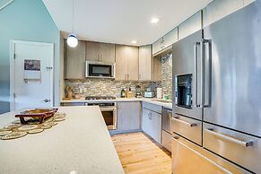 Kaunakakai Vacation Rental w/ Pool Access & A/c!