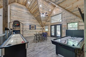 Gorgeous Broken Bow Family Home w/ Private Hot Tub