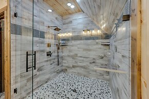 Gorgeous Broken Bow Family Home w/ Private Hot Tub