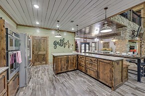 Gorgeous Broken Bow Family Home w/ Private Hot Tub