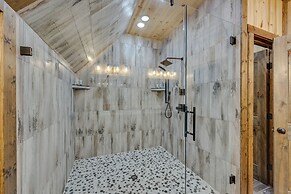 Gorgeous Broken Bow Family Home w/ Private Hot Tub