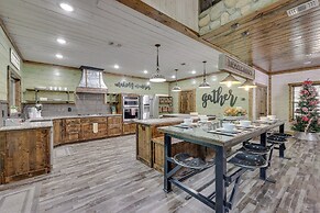 Gorgeous Broken Bow Family Home w/ Private Hot Tub