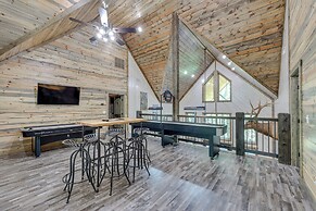 Gorgeous Broken Bow Family Home w/ Private Hot Tub