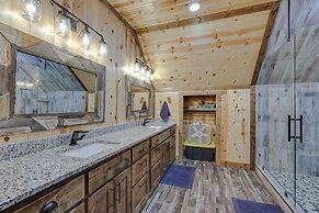 Gorgeous Broken Bow Family Home w/ Private Hot Tub