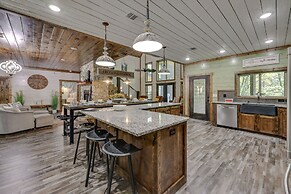 Gorgeous Broken Bow Family Home w/ Private Hot Tub