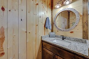 Gorgeous Broken Bow Family Home w/ Private Hot Tub