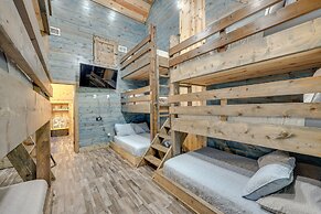 Gorgeous Broken Bow Family Home w/ Private Hot Tub