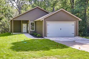 Charming Willis Hideaway < 1 Mi to Lake Conroe!