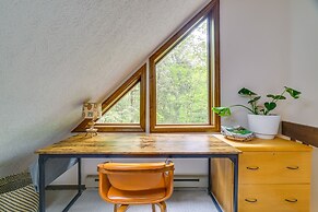 Traditional Blakeslee Chalet: Deck & Lake Access!