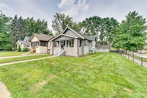 Pet-friendly Home w/ Yard, Near Downtown Royal Oak