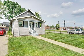 Pet-friendly Home w/ Yard, Near Downtown Royal Oak