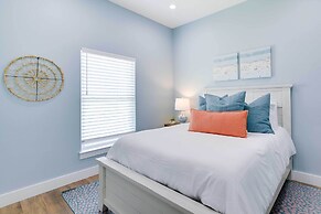 Steps to Coast: Gorgeous Beach House in Galveston