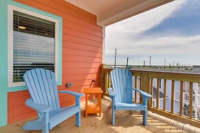 Steps to Coast: Gorgeous Beach House in Galveston