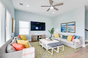 Steps to Coast: Gorgeous Beach House in Galveston
