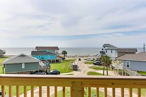 Steps to Coast: Gorgeous Beach House in Galveston