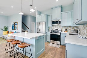 Steps to Coast: Gorgeous Beach House in Galveston