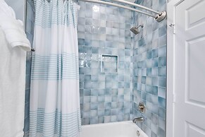 Steps to Coast: Gorgeous Beach House in Galveston