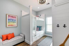 Steps to Coast: Gorgeous Beach House in Galveston