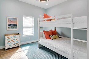 Steps to Coast: Gorgeous Beach House in Galveston