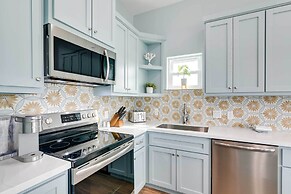 Steps to Coast: Gorgeous Beach House in Galveston