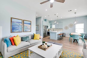 Steps to Coast: Gorgeous Beach House in Galveston