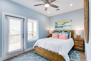 Steps to Coast: Gorgeous Beach House in Galveston
