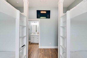 Steps to Coast: Gorgeous Beach House in Galveston