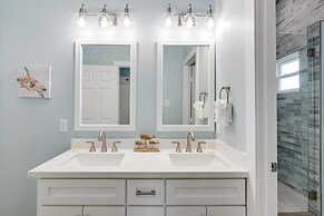 Steps to Coast: Gorgeous Beach House in Galveston