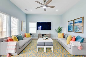 Steps to Coast: Gorgeous Beach House in Galveston